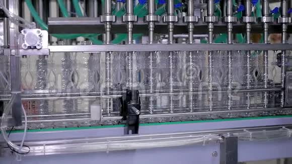向日葵油在工厂的生产线上流动视频的预览图