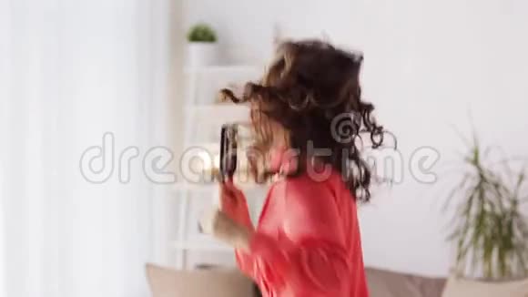 家里有梳子唱歌跳舞的女人视频的预览图