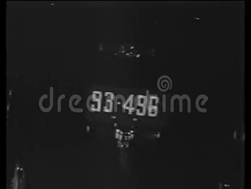 20世纪40年代汽车开走时车牌的看法视频的预览图