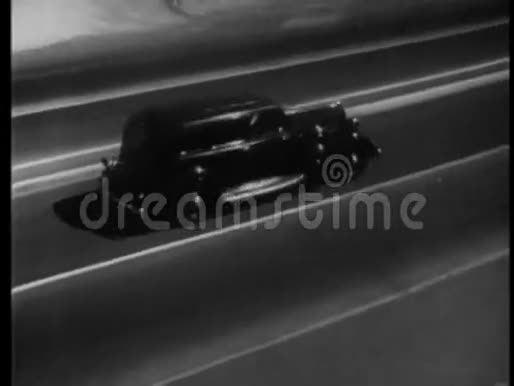 20世纪30年代超速行驶的汽车偏离了道路从悬崖上坠落视频的预览图