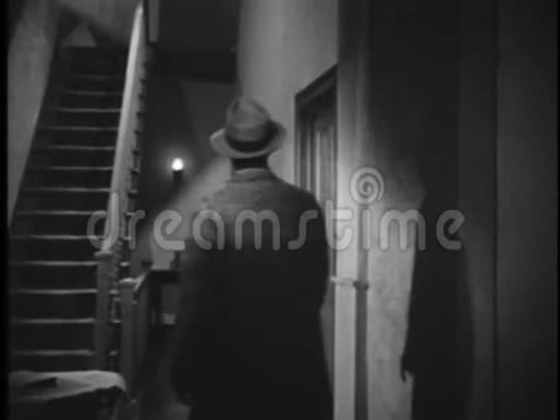 人在家中走楼梯的后景视频的预览图
