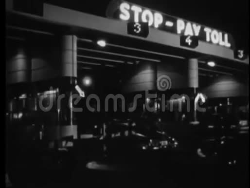 20世纪50年代夜间穿过收费亭的汽车视频的预览图