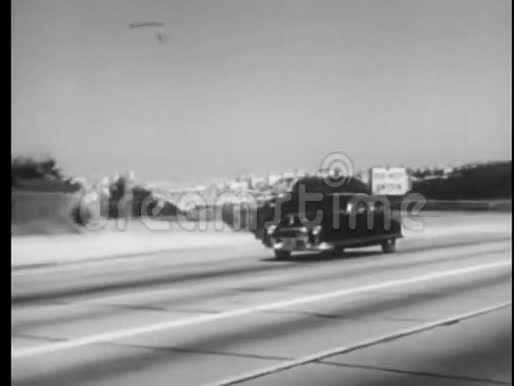 汽车在高速公路上驶向金门大桥视频的预览图