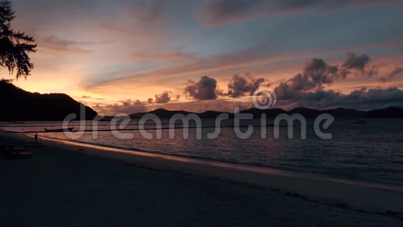 泰国珊瑚岛无人机在岛上拍摄美丽的日落视频的预览图