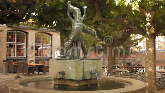 德国杜塞尔多夫儿童喷泉雕塑视频的预览图