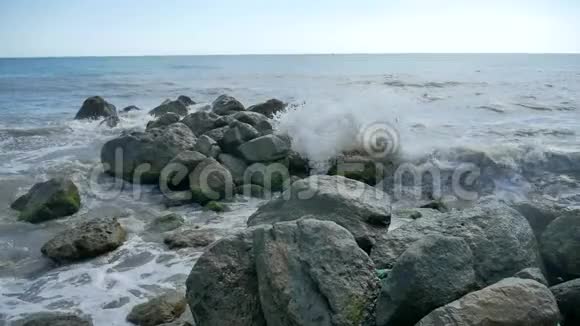 海水风暴山自然石头强浪景观慢视频视频的预览图
