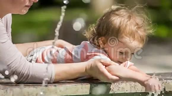 小男孩在喷泉里玩水视频的预览图