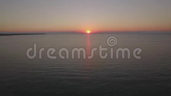 日落时带码头的海景视频的预览图
