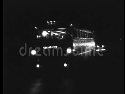 汽车超车车晚上开往堪萨斯城视频的预览图