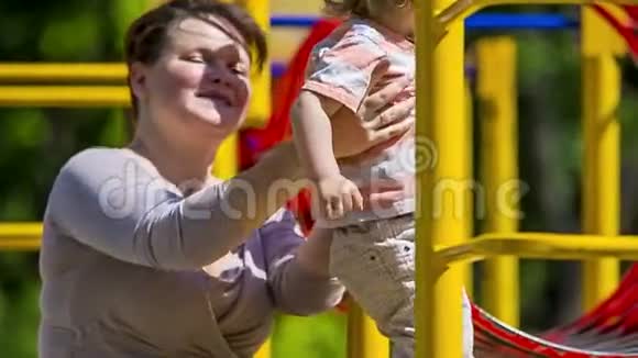 儿童与母亲在游乐场的画像视频的预览图