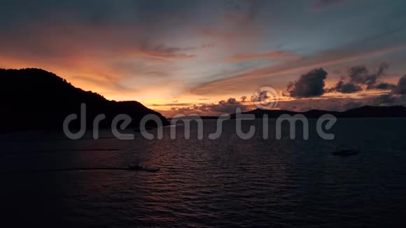 泰国珊瑚岛无人机在岛上拍摄美丽的日落视频的预览图