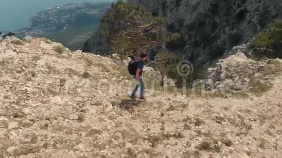 人在山里旅行视频的预览图