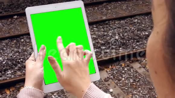 女商人在火车站台上使用平板电脑视频的预览图