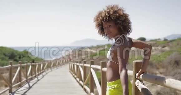 在岸上放松的年轻女子视频的预览图