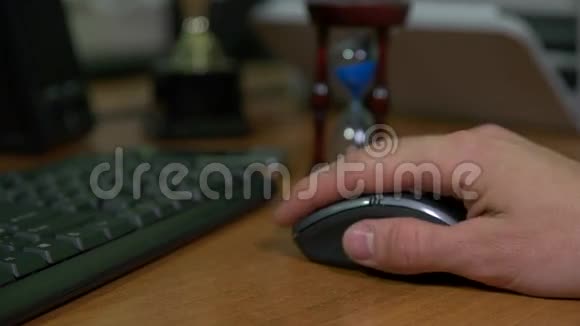 商人在电脑上用鼠标工作视频的预览图