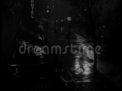 20世纪50年代在雨中城市街道停车视频的预览图