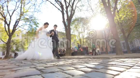 新娘和新郎在慢动作近距离行走视频的预览图