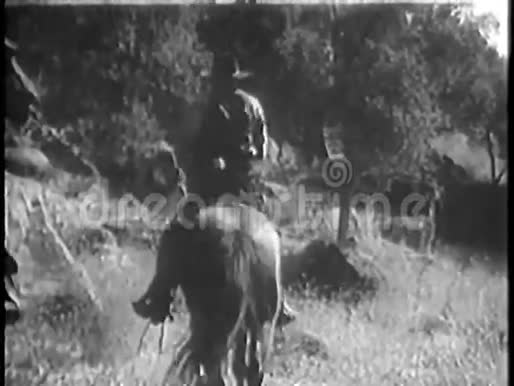 一群骑马的男子和受伤男子的后景视频的预览图