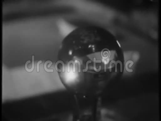 水晶球内闪烁光线的特写视频的预览图