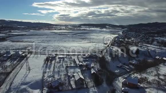 冬季山村和工业区的鸟瞰图视频的预览图