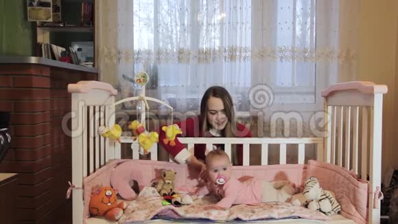 年轻的母亲和她的小女儿在床上玩耍视频的预览图