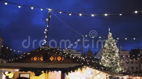 照明圣诞树和旧城集市视频的预览图