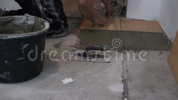 用激光齿轮放大水泥表面的人平瓦视频的预览图