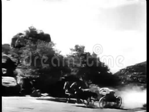 在乡间小路上一辆空马车上驾驭着疾驰的长马视频的预览图