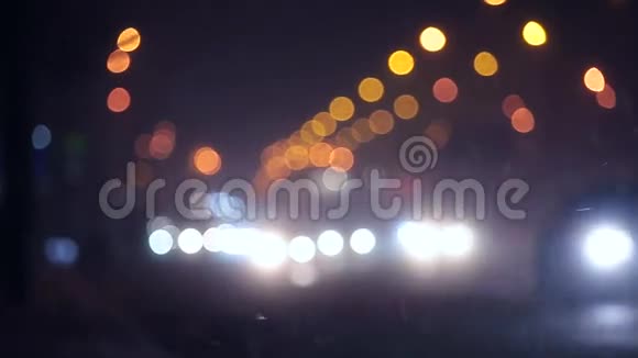 雪驱散了城市的夜间交通视频的预览图