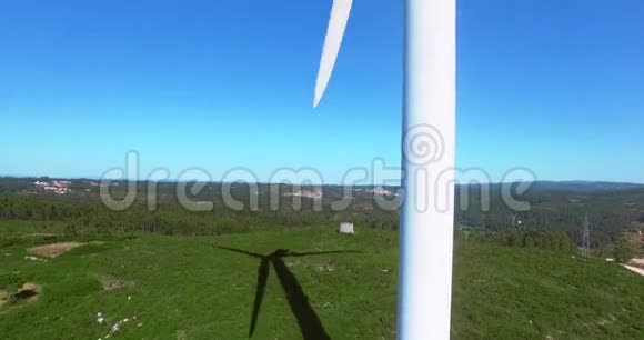 葡萄牙绿野风车的美丽鸟瞰图视频的预览图