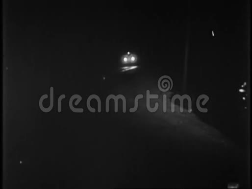 1950年代夜间在乡村公路上行驶的救护车视频的预览图