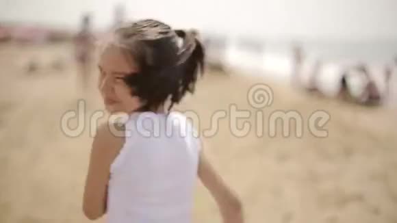 快乐的孩子在海滩上奔跑有时回头看视频的预览图