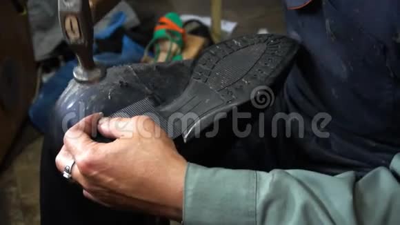 鞋匠在4k车间修鞋把鞋跟帽钉在鞋跟上视频的预览图