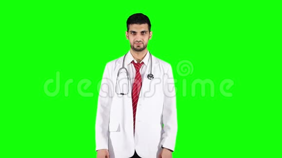 自信的医生双手交叉在工作室视频的预览图