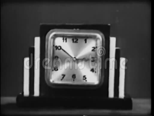 艺术装饰时钟的特写显示时间转换视频的预览图