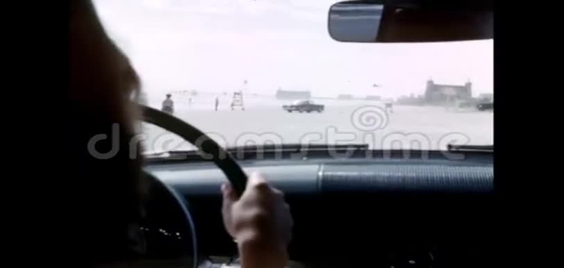 在海滩边开车的女人的视角视频的预览图
