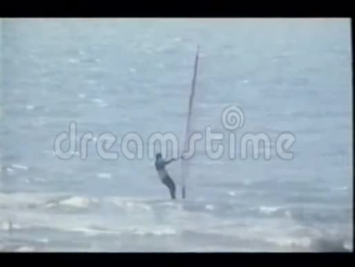 在海洋中进行大范围的人风帆冲浪视频的预览图