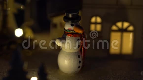 冬天房子前门的雪人视频的预览图