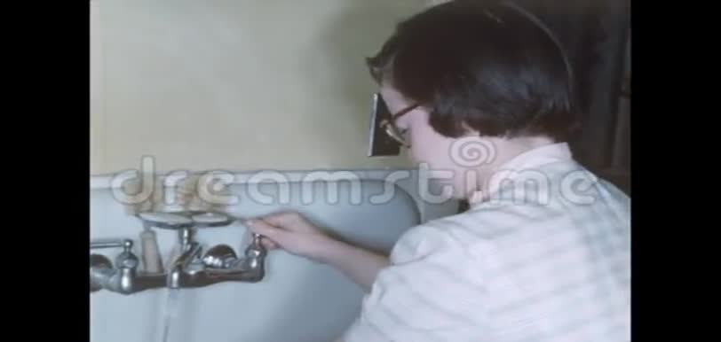 年轻女子在洗手池里洗手视频的预览图