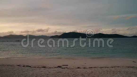 泰国珊瑚岛Drone在岛上拍摄美丽的日落视频的预览图