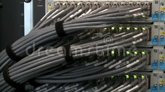 连接到服务器的网络电缆视频的预览图