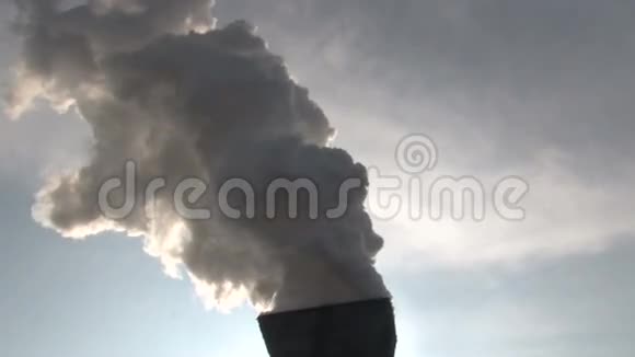 烟斗在天空中滚滚浓烟视频的预览图