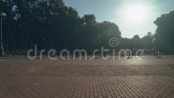 一个健康的人在外面慢跑侧视视频的预览图