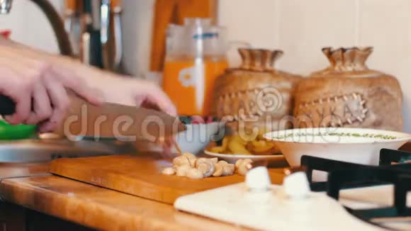 厨房里的女人切片蘑菇视频的预览图