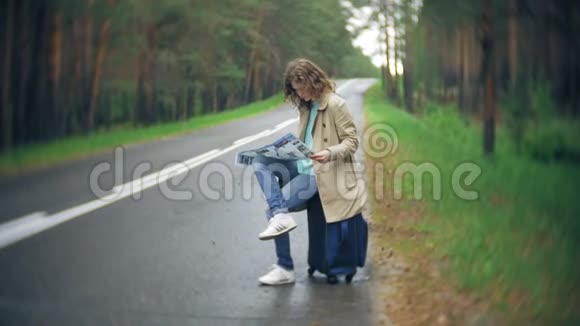 年轻漂亮的女人站在路上一个手提箱放在桌子上上面写着大海视频的预览图