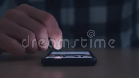 男人手滚动图片照片使用智能手机关门视频的预览图