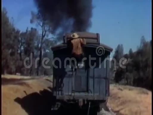 19世纪60年代蒸汽火车上人爬坡后景视频的预览图