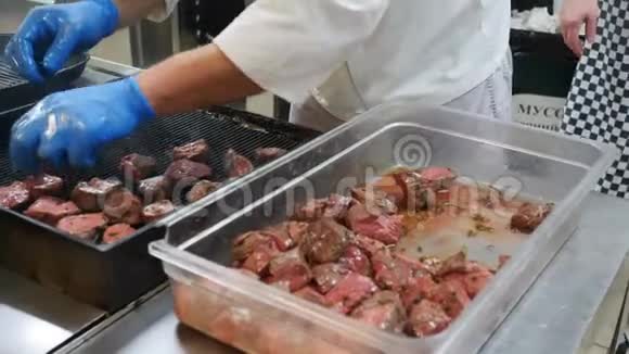 生肉烤猪肉腌制在烤肉酱与芥末新鲜洋葱特写视频的预览图