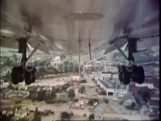 飞越城市的飞机起落架的视角视频的预览图