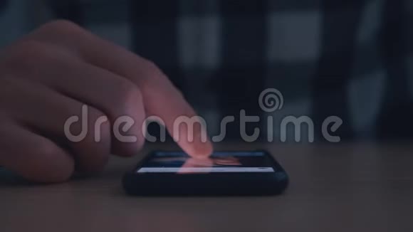 男人手滚动图片照片使用智能手机关门视频的预览图